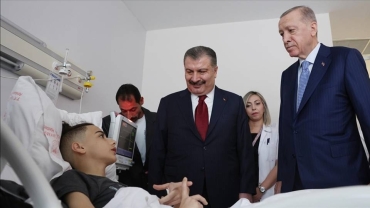 Turquie : Erdogan rend visite aux patients palestiniens transférés depuis Gaza