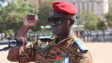 Le ministre burkinabè de la Défense aux terroristes : "déposez les armes ou vous périrez"