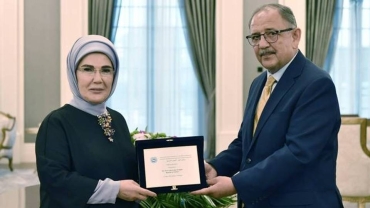 Turkish First Lady receives AKDENIZ-PA award for "Zero Waste" project