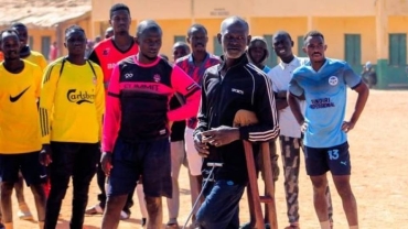 AK Nasara: Koci mai kafa daya wanda ke horas da 'yan wasa a Jos