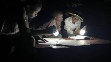 Manyonga : un ingénieur zimbabwéen illumine des vies avec une lanterne "magique"