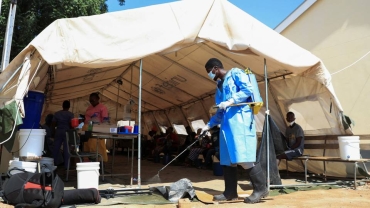 Zimbabwe cholera: 'The tap water is green, so we don't drink it'