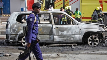 Somalia's bomb disposal experts defy fear to save lives