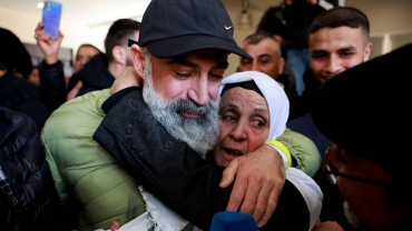 Gaza updates: Israel begins releasing Palestinian prisoners