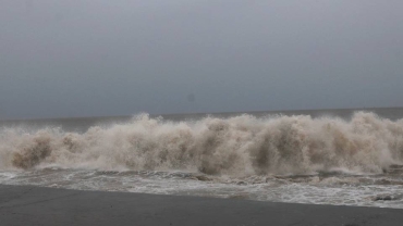 China braces for twin tropical cyclones