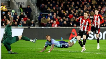 Arsenal beat Brentford to close gap on Liverpool