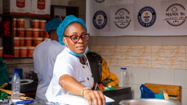 La cheffe ougandaise "Mama D" bat le record du monde du cook-a-thon