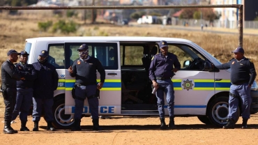 Manhunt after South African minister robbed on highway