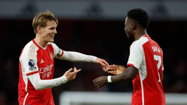 Arsenal move top of English Premier League table