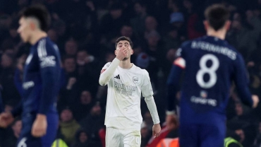 Man United knock Arsenal out of FA Cup on penalties