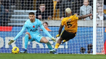 Tottenham mauled by Wolves after late goals