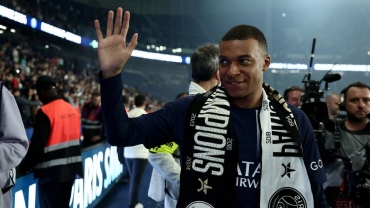 Mbappé closes French league chapter when PSG visits Metz