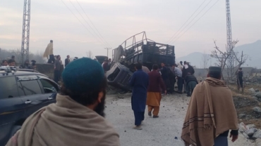 Bomb kills Pakistani police officers on anti-polio duty