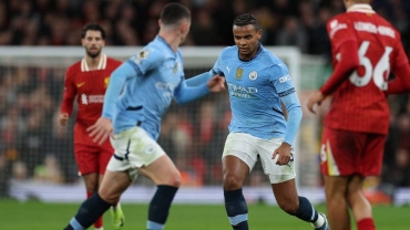 Liverpool beat Man City 2-0 to go nine points clear