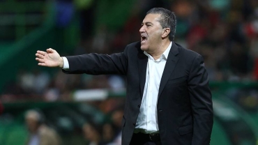 Lack of money 'stops' Nigeria from sacking football coach
