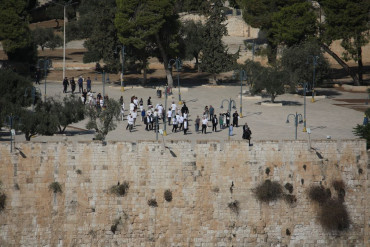 Illegal Israeli settlers storm Al Aqsa Mosque as Palestinian shops forced to close